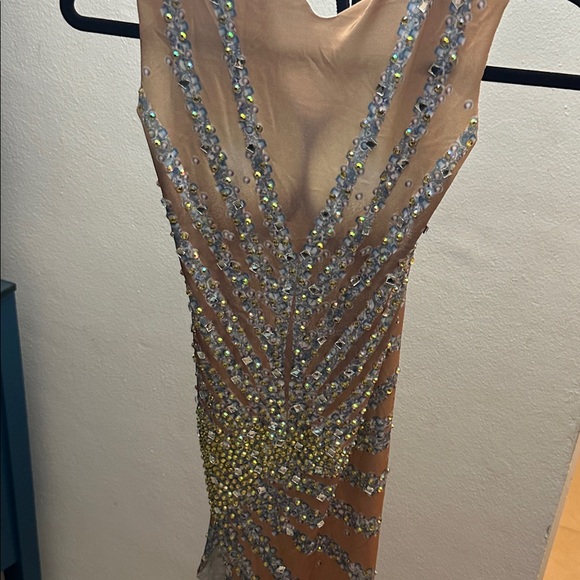 Elegant Backless Dress with Silver and Gold Details - Picture 3 of 4